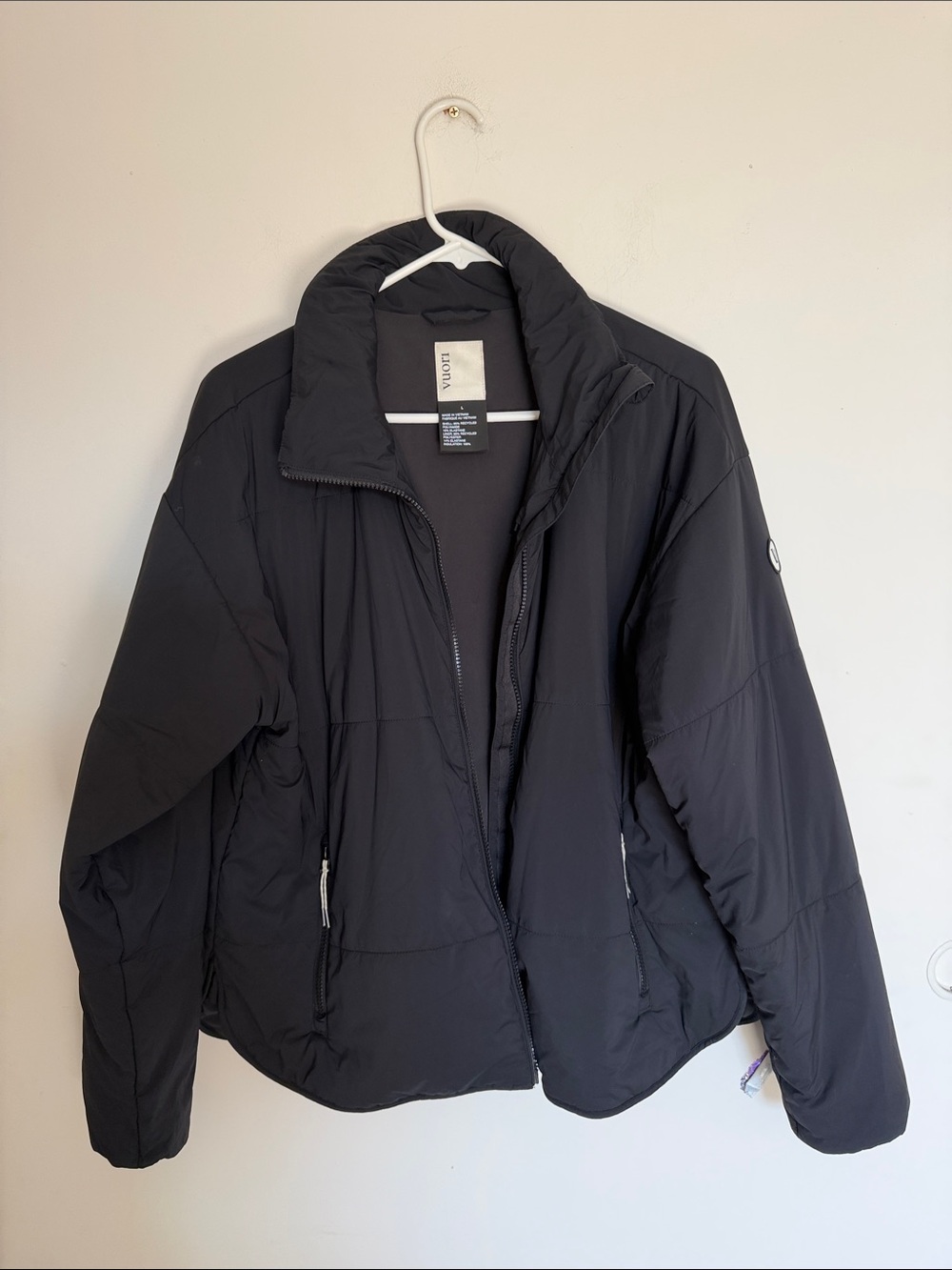 Vuori Black Cropped Puffer Jacket size large - Picture 2 of 8